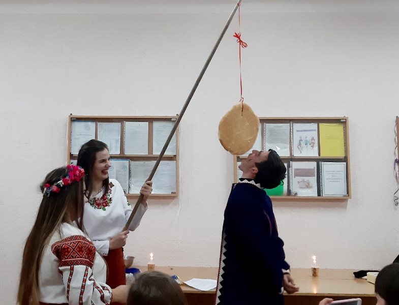 Хлопці кусають калиту